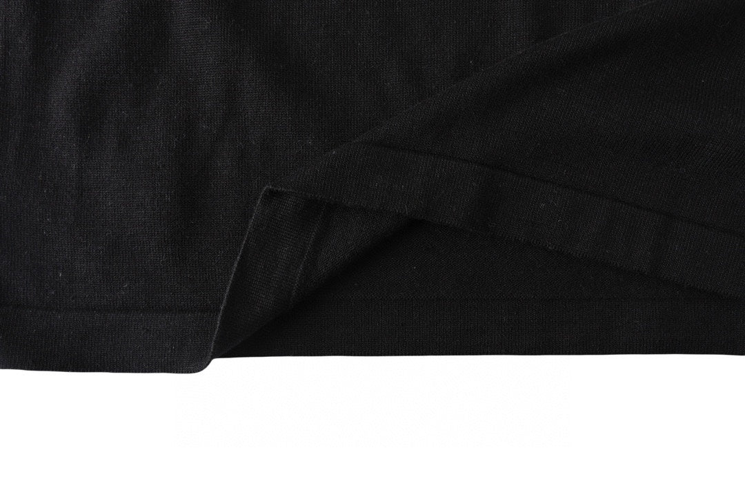 Black T-shirt hem with ribbed cuff detail