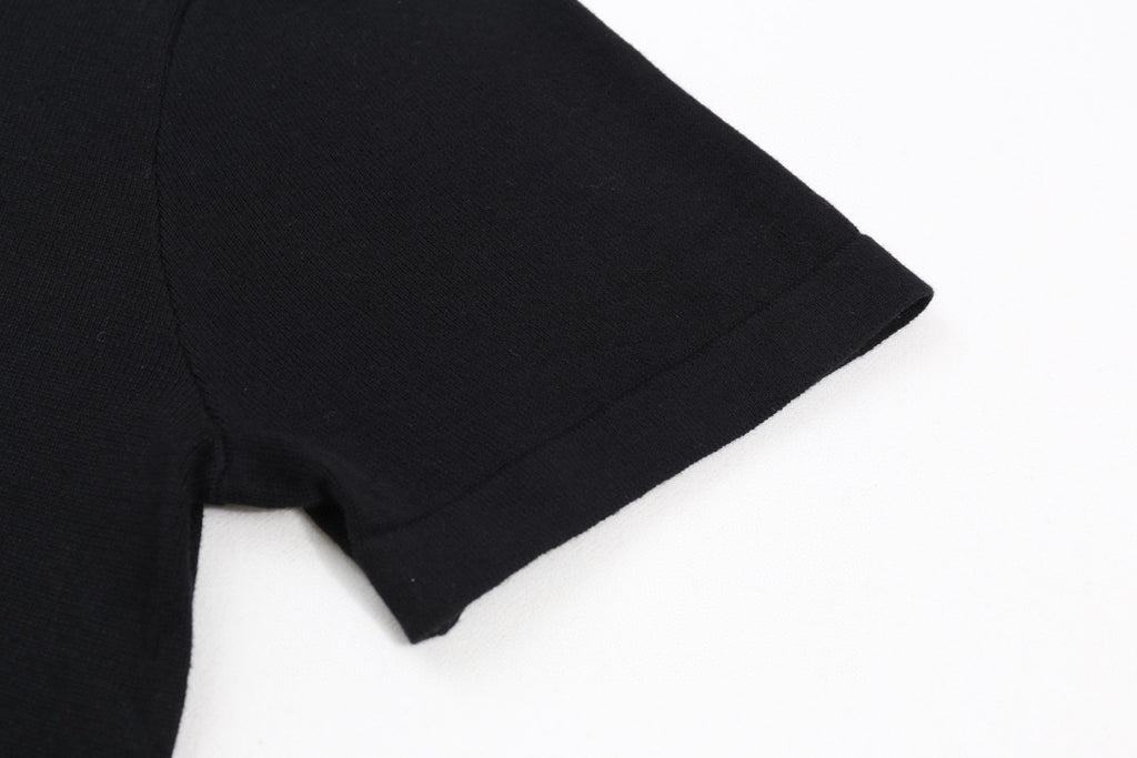 Black T-shirt short sleeve and curved shoulder seam