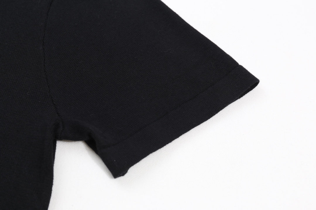 Black T-shirt short sleeve and curved shoulder seam