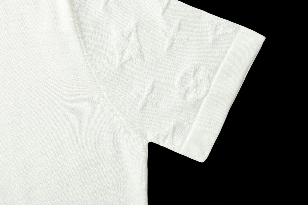 White short-sleeve T-shirt fabric and sleeve hem detail