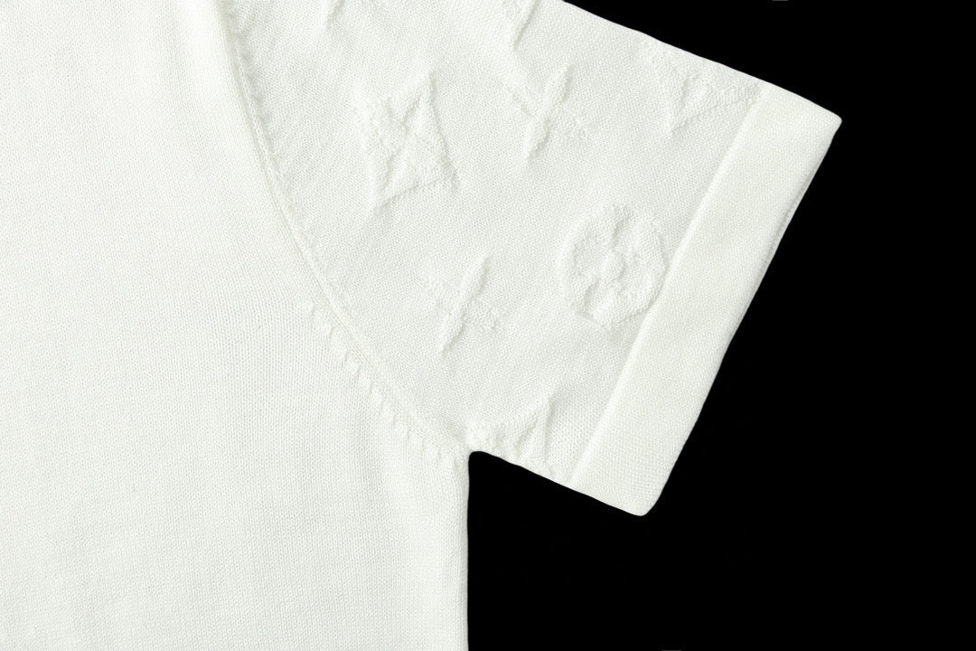 White short-sleeve T-shirt fabric and sleeve hem detail