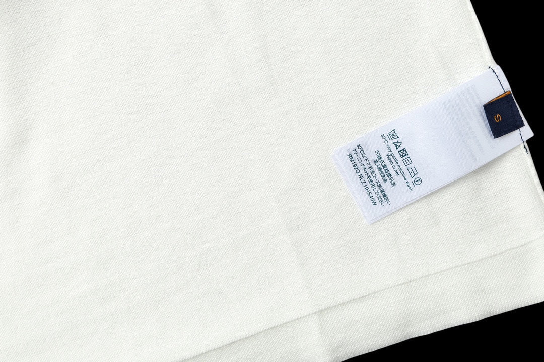 White T-shirt with side seam and rectangular care label