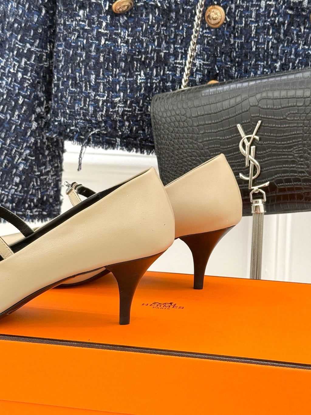 Cream pump with pointed toe, black lining, and mid-height heel