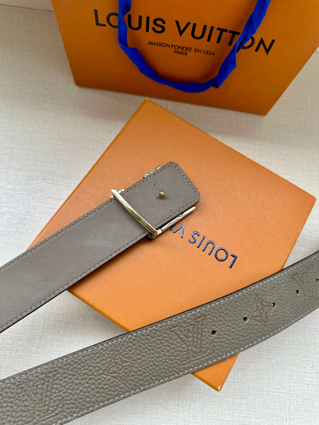 Louis Vuitton belt gray leather with silver buckle and small keeper tab