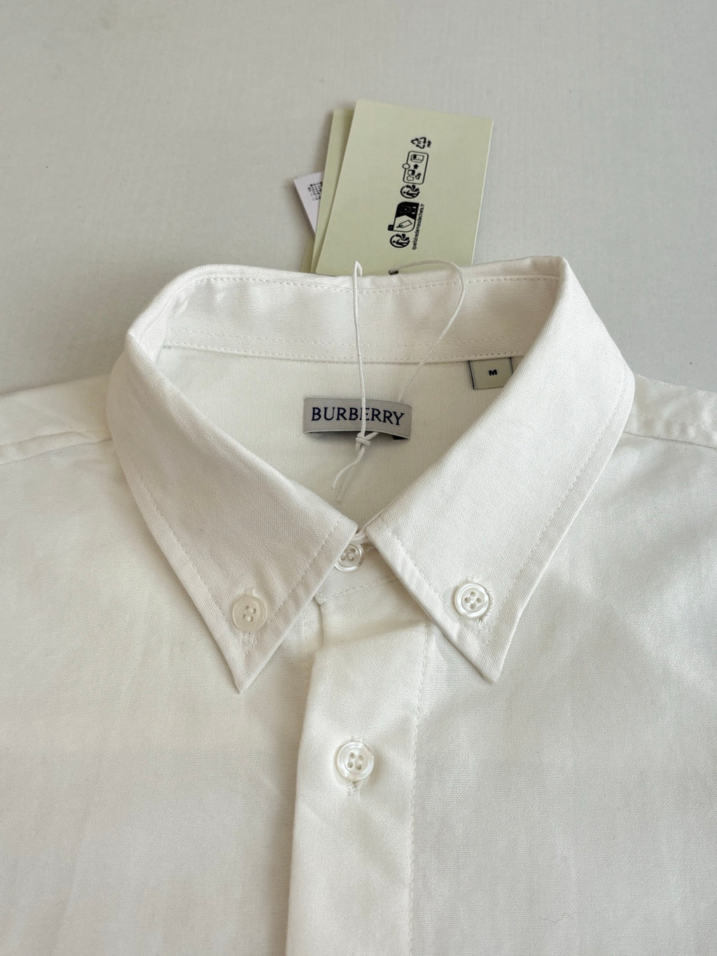 White Burberry shirt collar with button placket and hanging tag