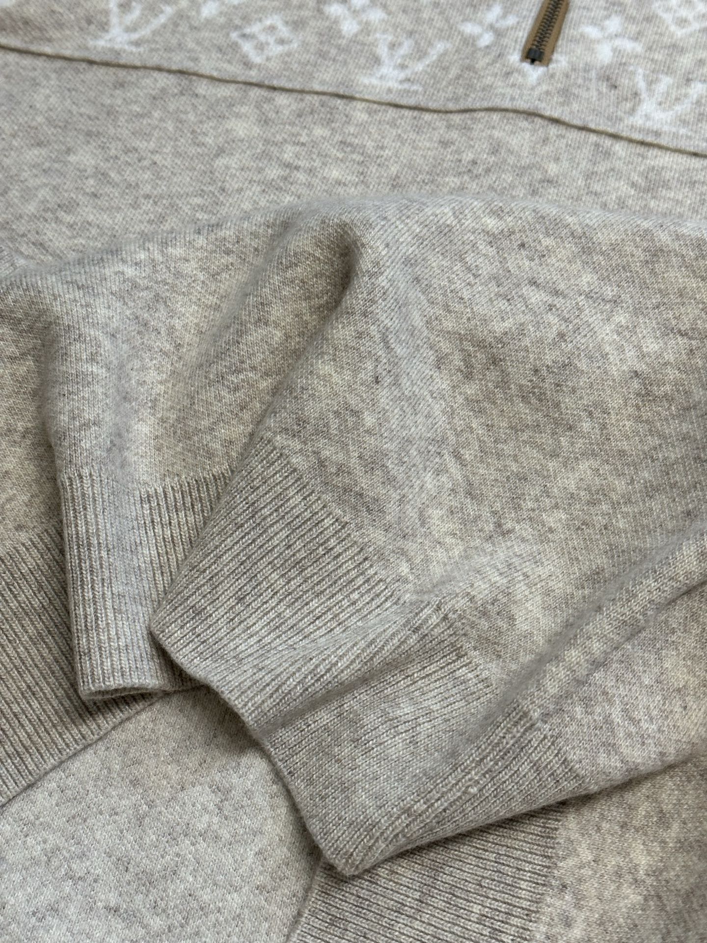 Louis Vuitton long-sleeve sweater knit sleeve seam with ribbed cuff