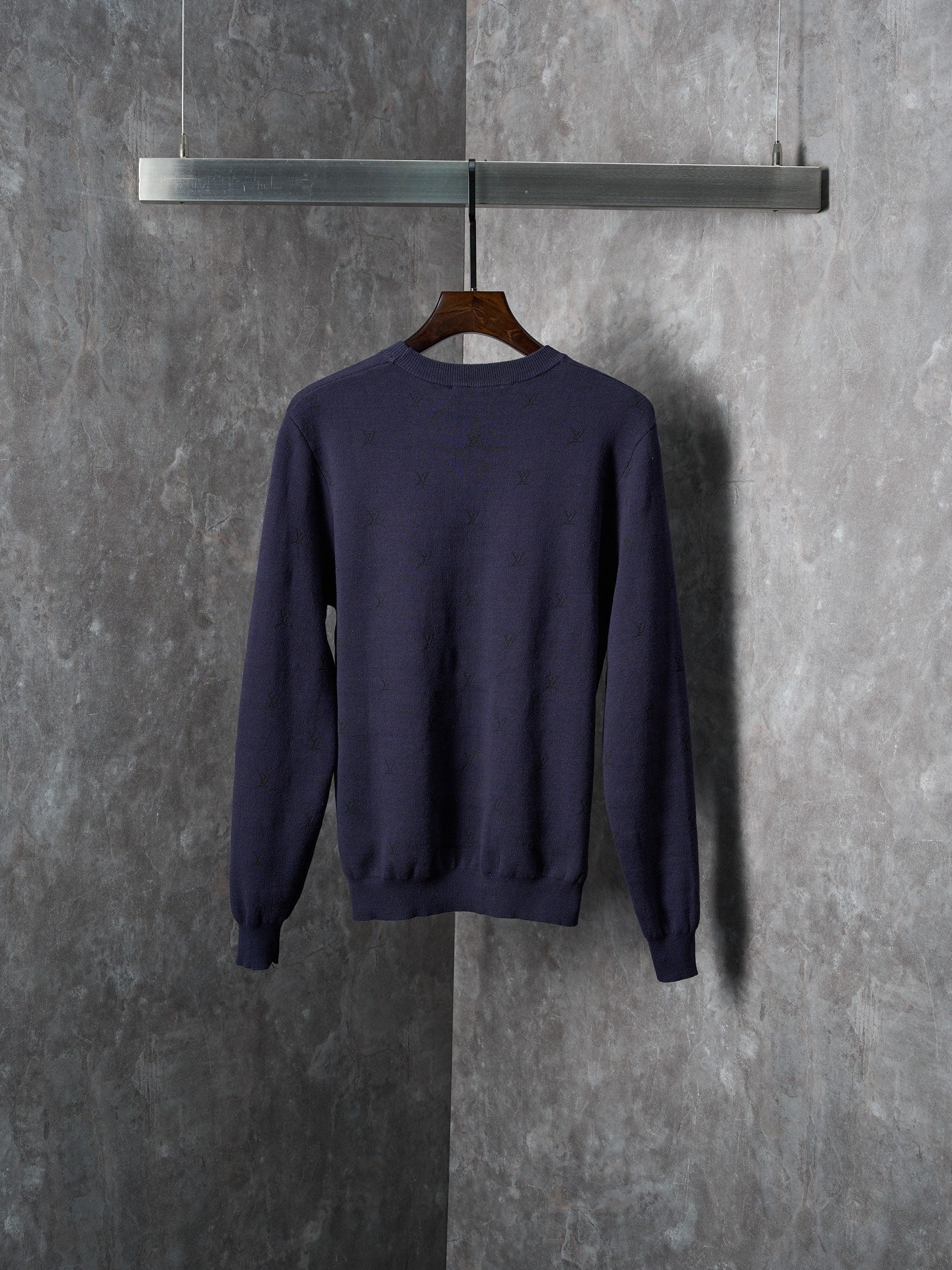 Long-sleeve knit sweater in dark navy with ribbed crew neck and cuffs