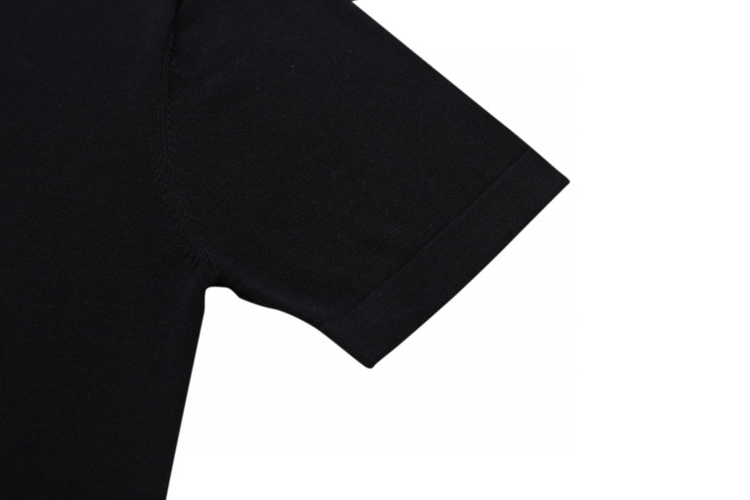 Louis Vuitton black short-sleeve T-shirt with curved hem and clean sleeve edge