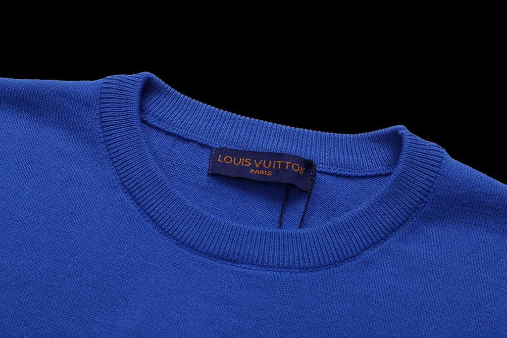 Blue crewneck T-shirt with ribbed collar and designer neck label