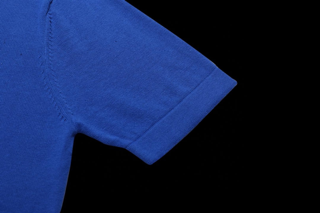 Blue short-sleeve T-shirt fabric with clean hem edge