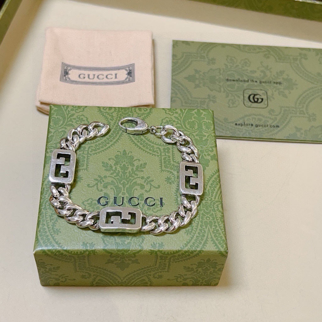 Silver link bracelet with interlocking G logo charms and circular clasp ring