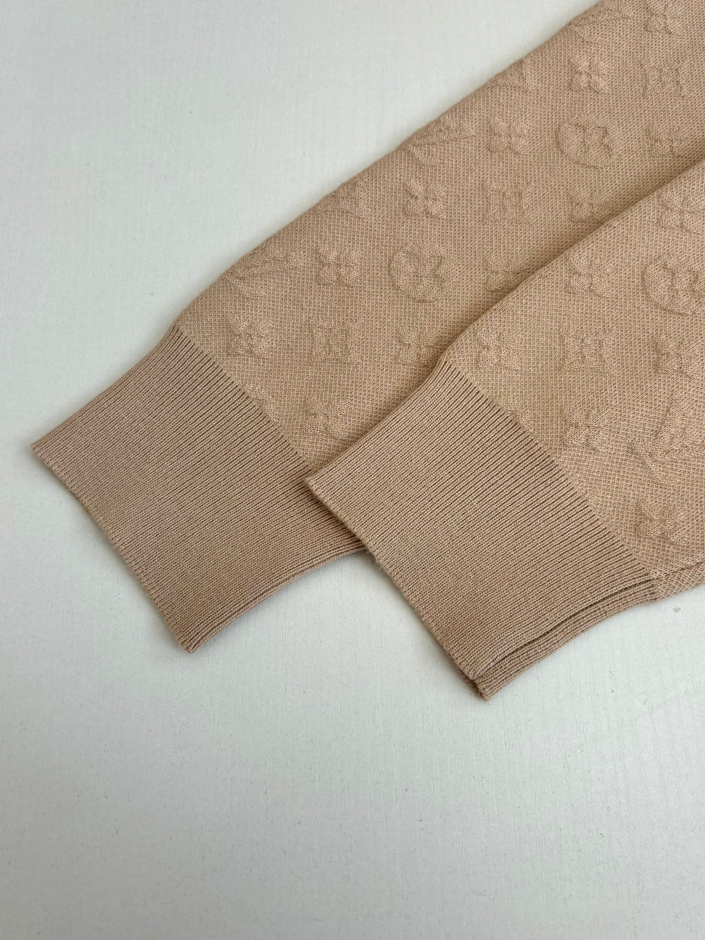 Light beige ribbed knit cuffs and monogram sleeve detail