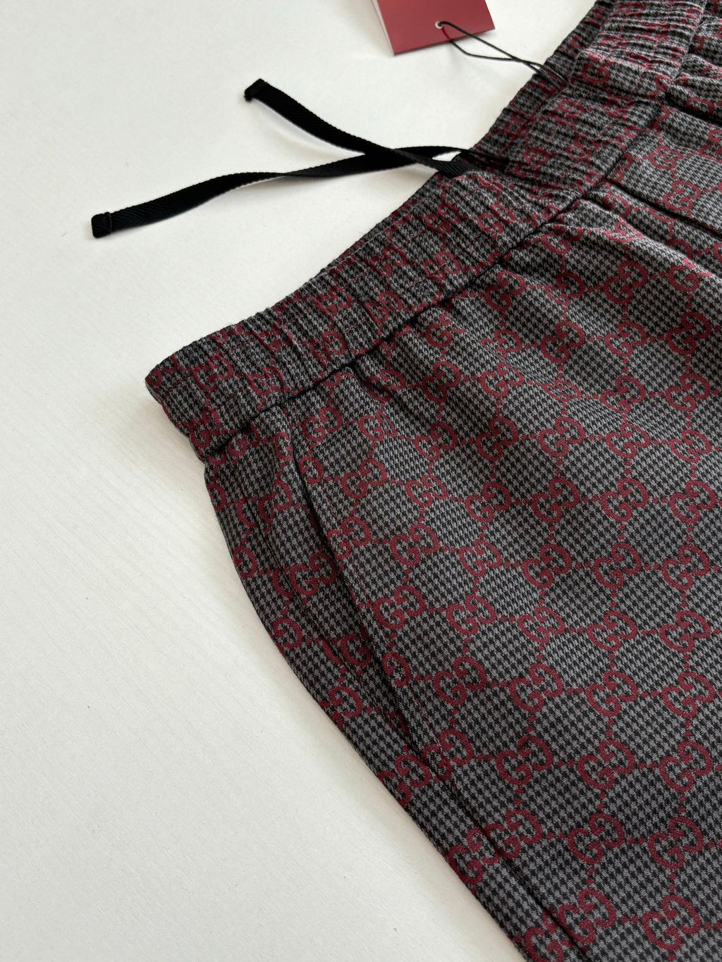 Gucci patterned pants, elastic hem and gathered cuff detail, folded