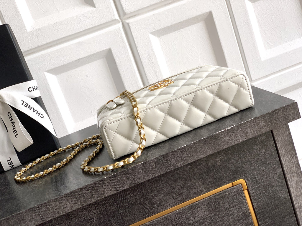 Chanel quilted shoulder bag in light cream with gold chain and flap clasp