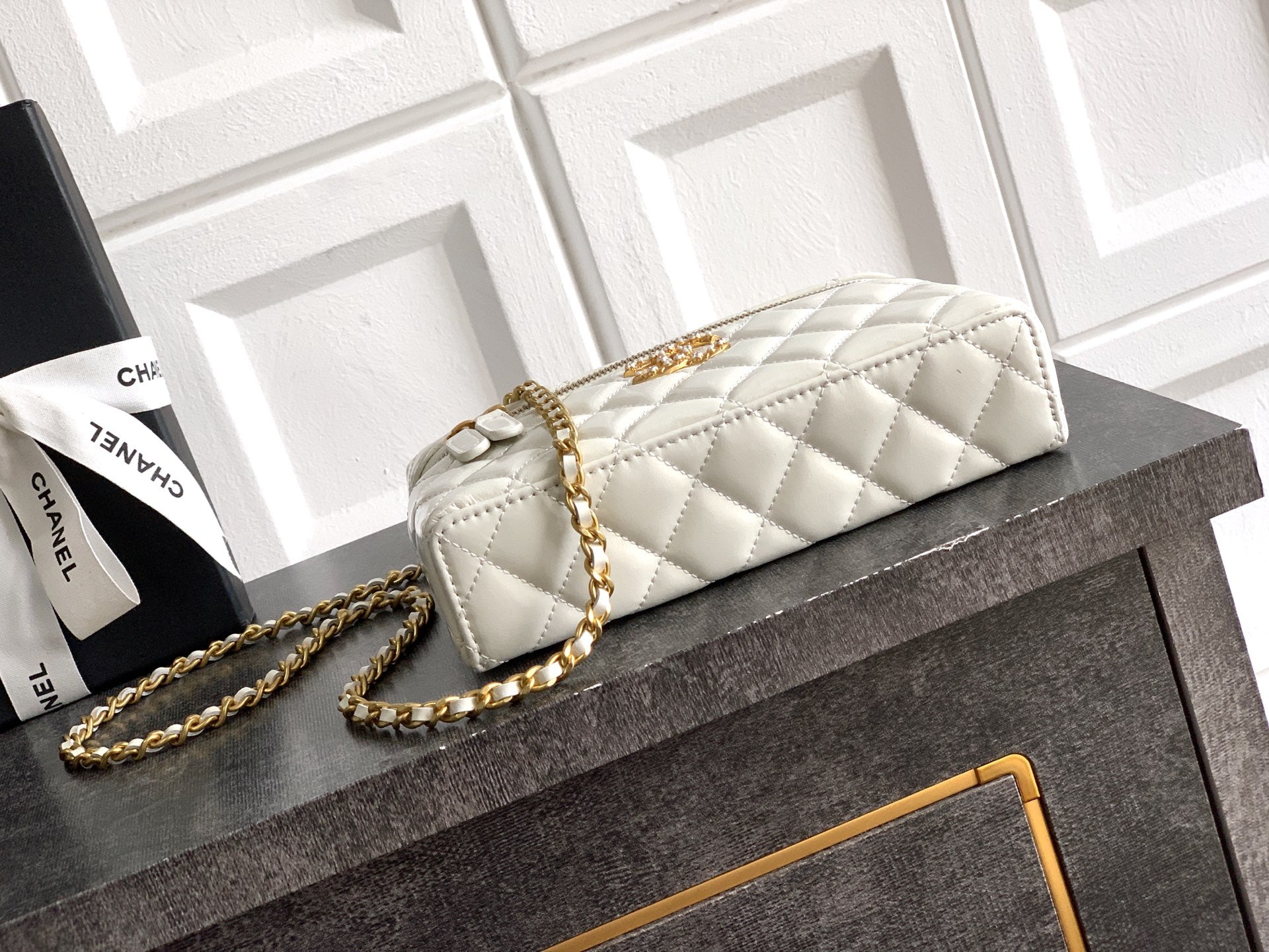 Chanel quilted shoulder bag in light cream with gold chain and flap clasp