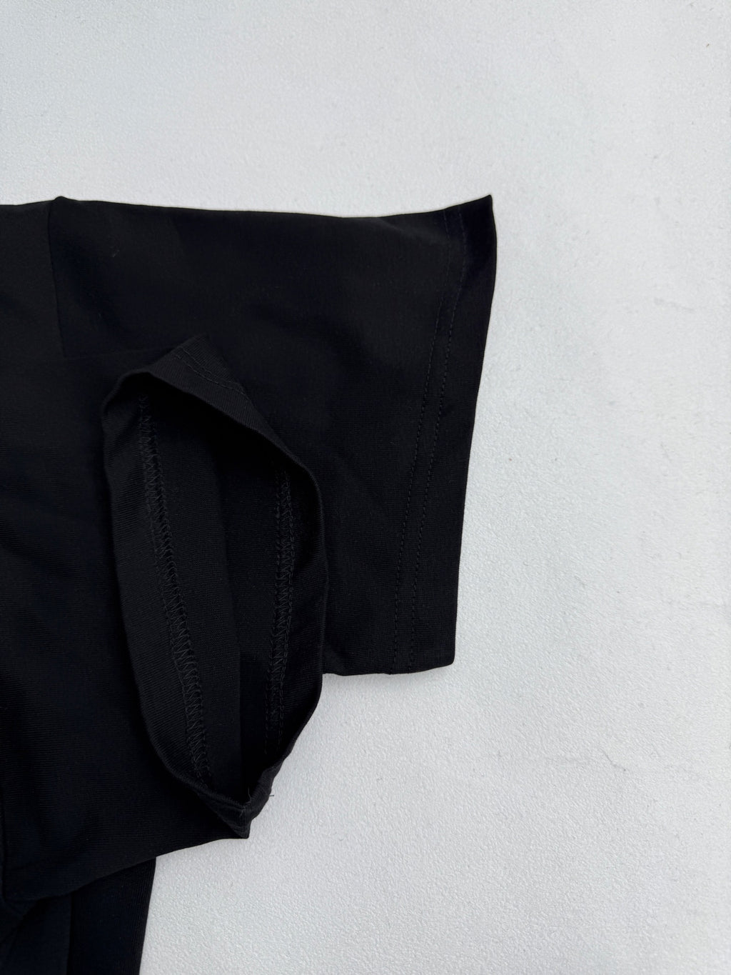 Louis Vuitton black short-sleeve T-shirt with curved side seam and stitched sleeve hem