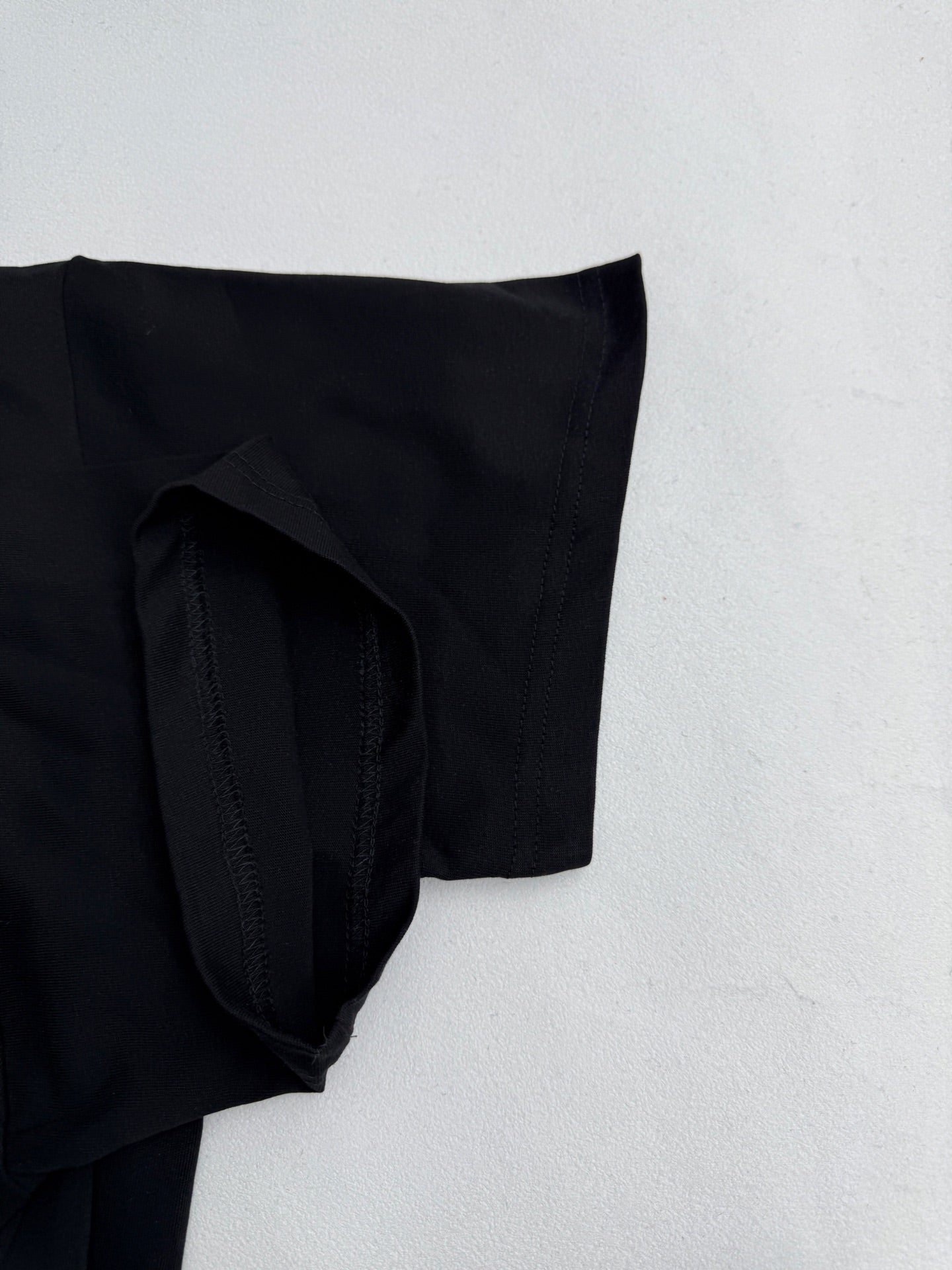 Louis Vuitton black short-sleeve T-shirt with curved side seam and stitched sleeve hem