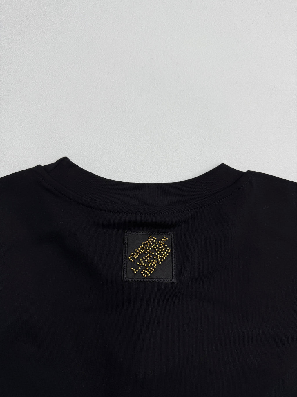 Louis Vuitton black short-sleeve T-shirt with square neck label at collar center