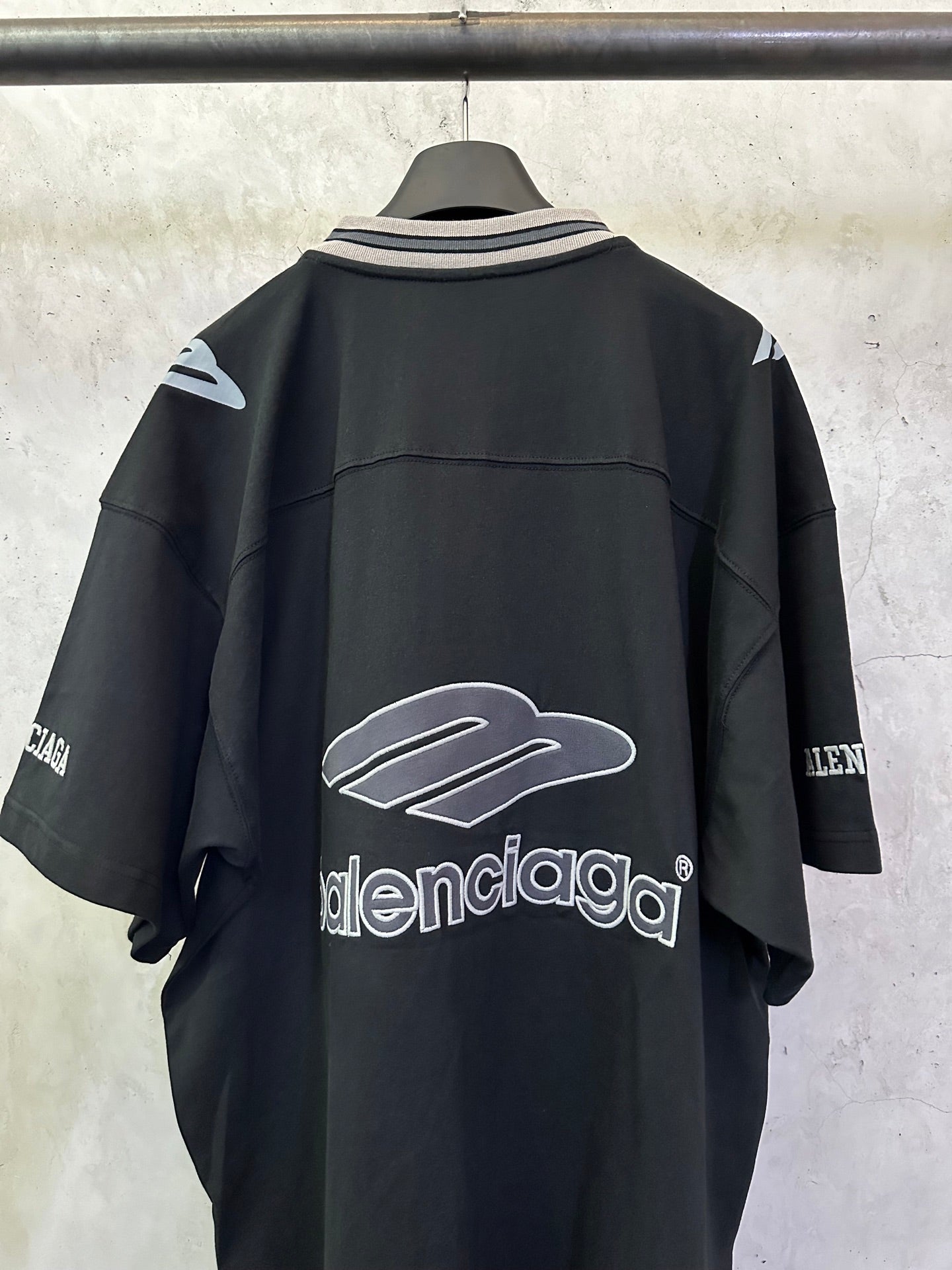 Black short-sleeve shirt back with cloud logo and BALENCIAGA sleeve print