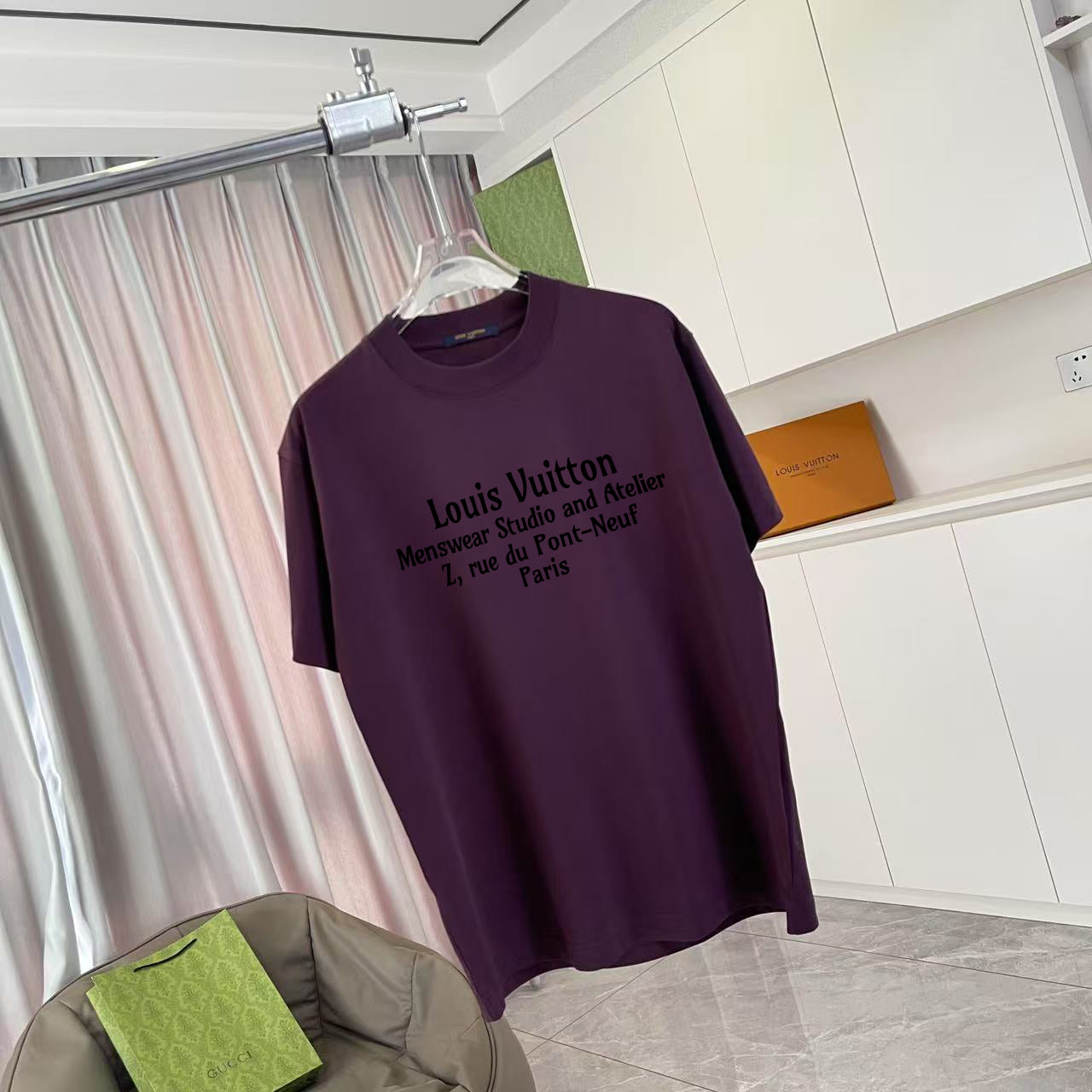 Crewneck T-shirt in deep purple with front logo graphic