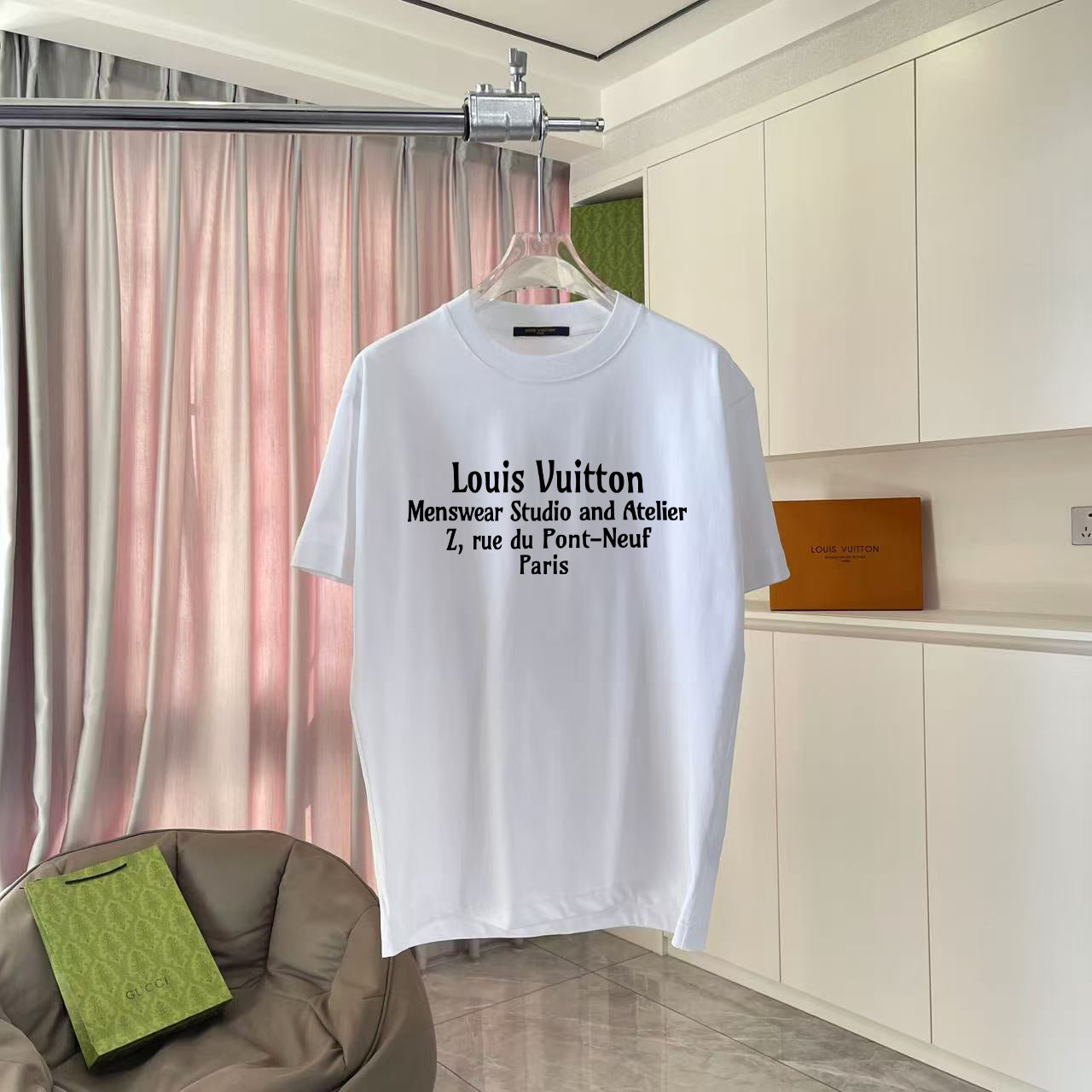 Louis Vuitton white short-sleeve T-shirt with front logo text