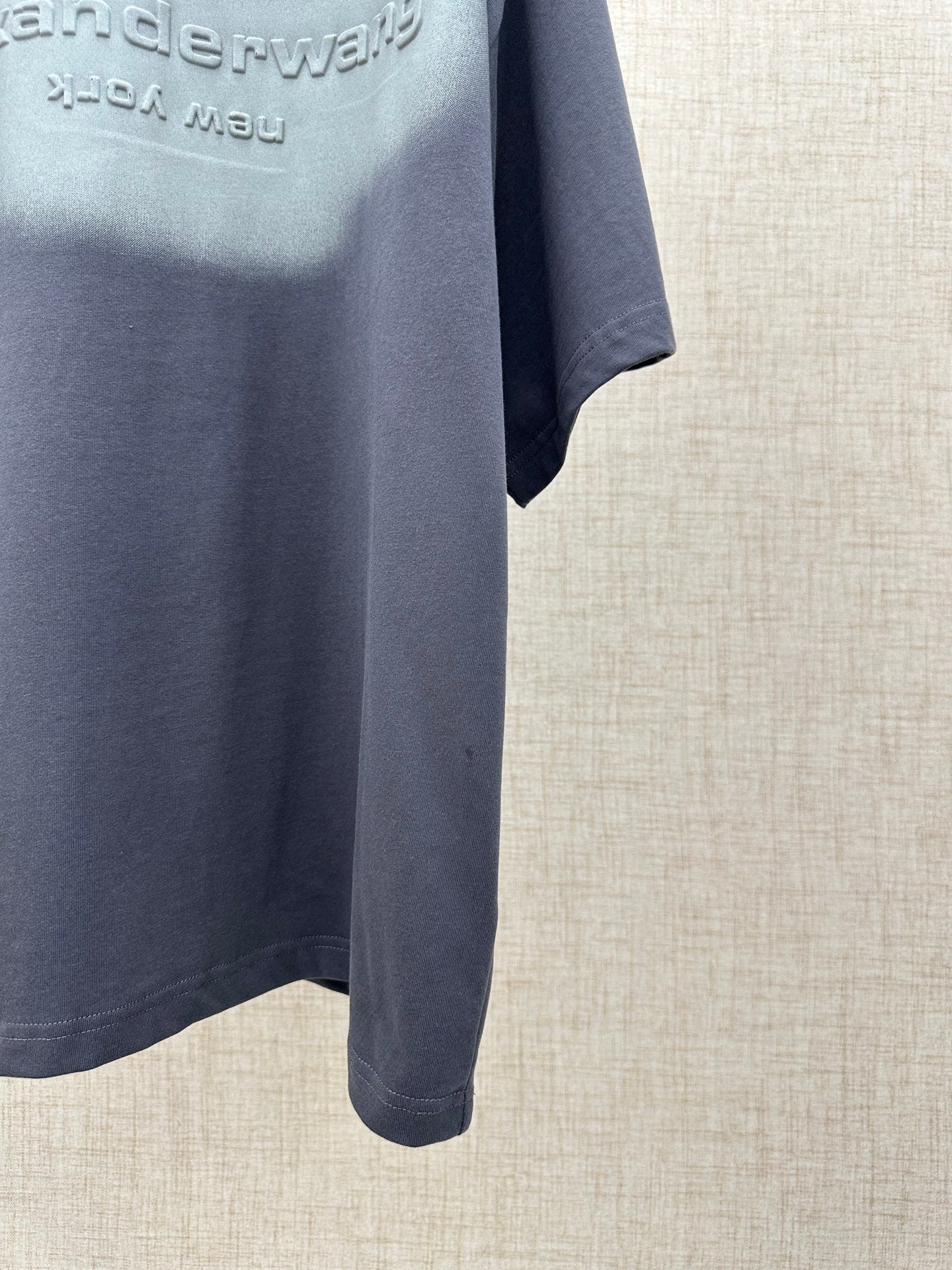 Short-sleeve T-shirt hem and side profile in dark gray