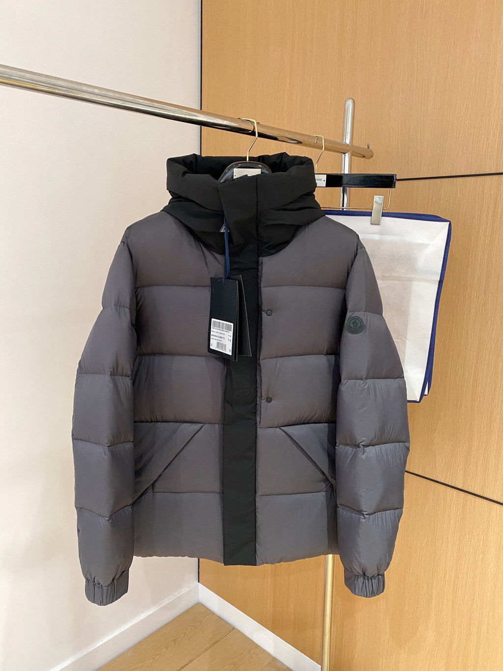 Long puffer jacket with hood, front zipper, dark gray color, quilted panels