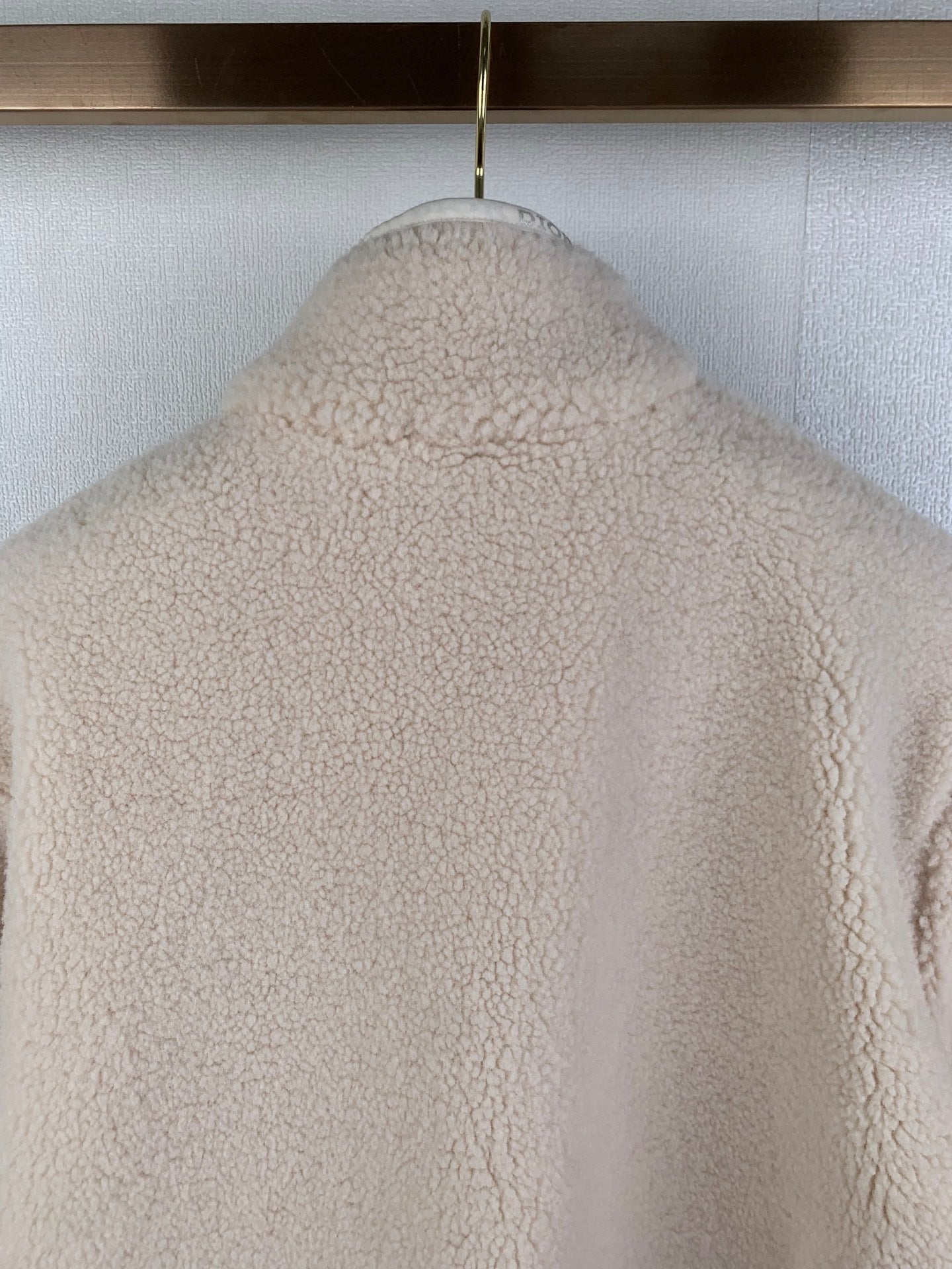 Cream sherpa jacket shoulder and upper back close-up
