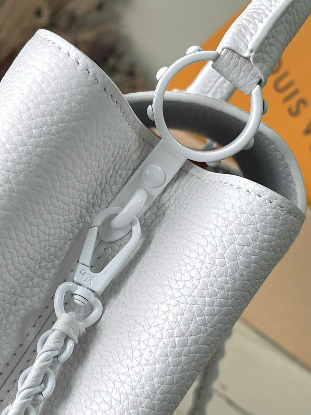 Louis Vuitton handbag hardware, white leather with clasp ring and chain