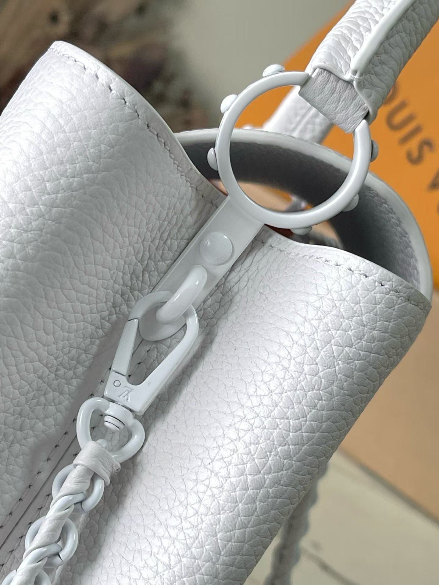 Louis Vuitton handbag hardware, white leather with clasp ring and chain