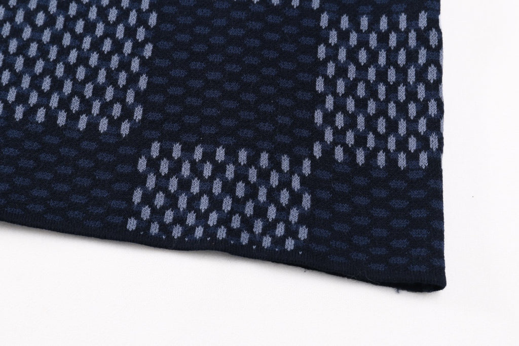Check-pattern short-sleeve T-shirt hem corner with smooth finished edge