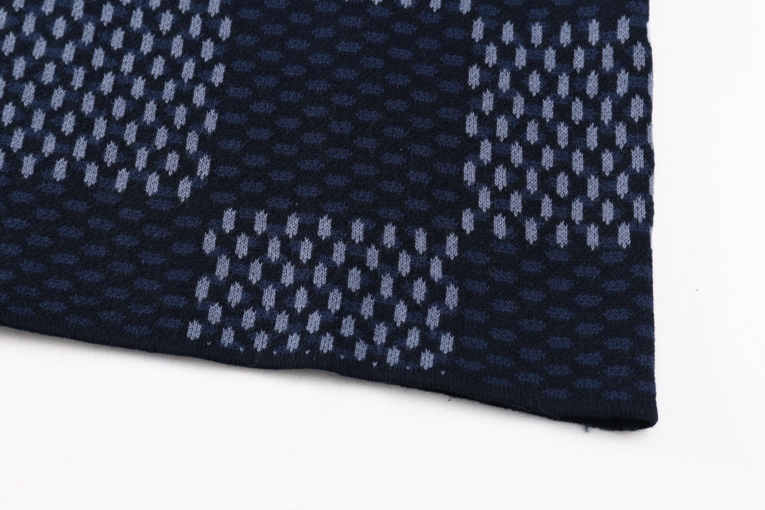 Check-pattern short-sleeve T-shirt hem corner with smooth finished edge