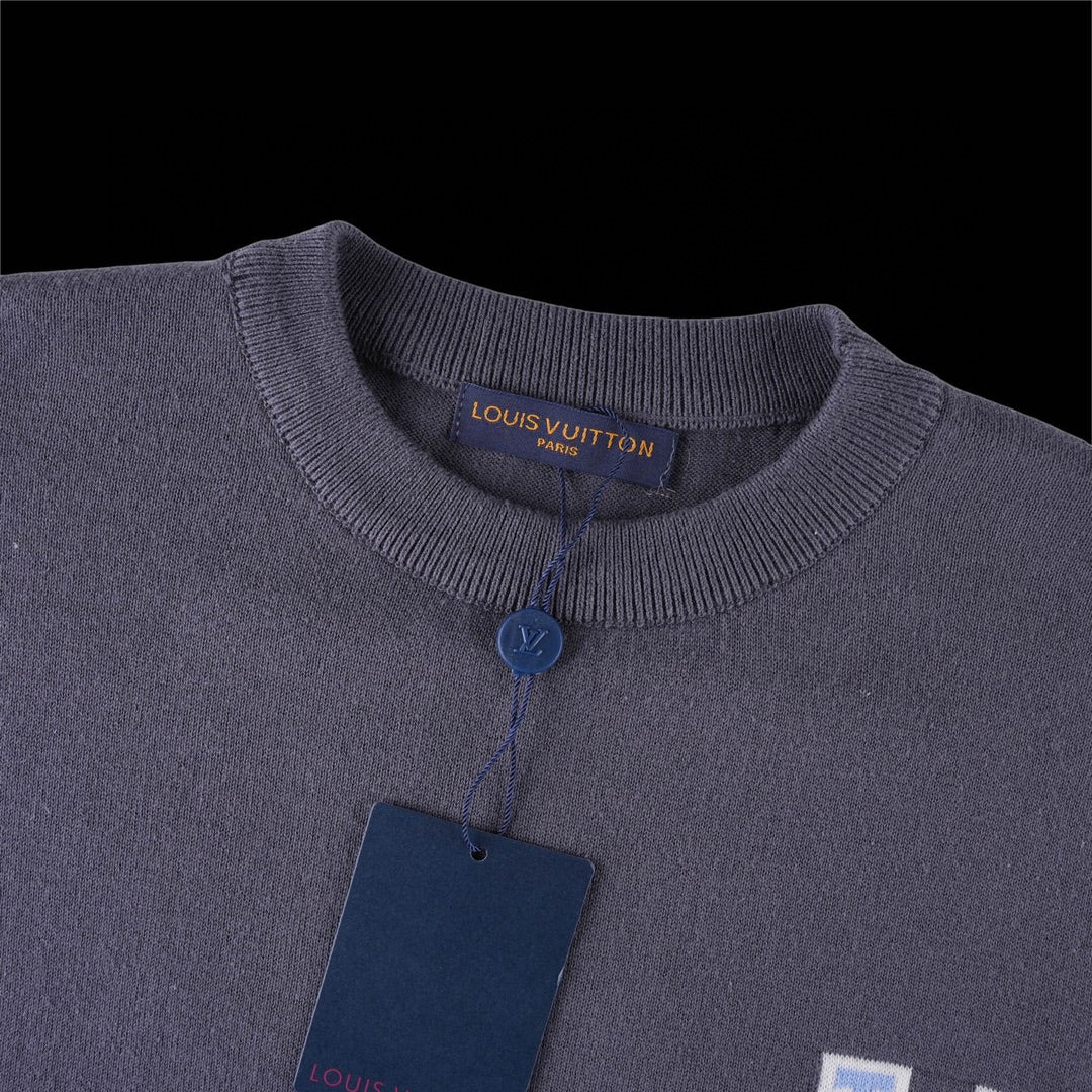 Louis Vuitton short-sleeve shirt collar with ribbed neckline, blue button, and inner label
