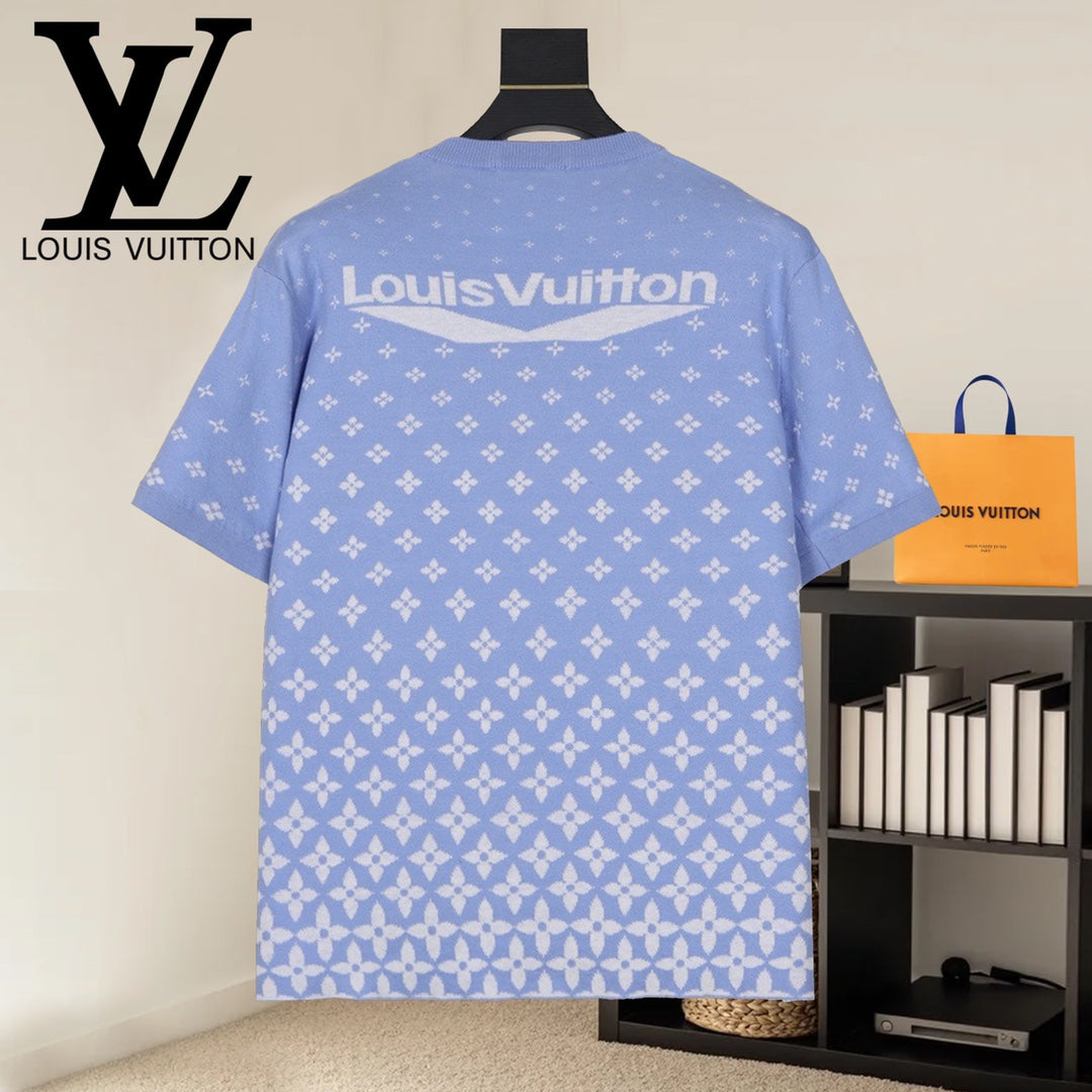 Short-sleeve shirt in light blue with white repeating pattern and logo print on the back