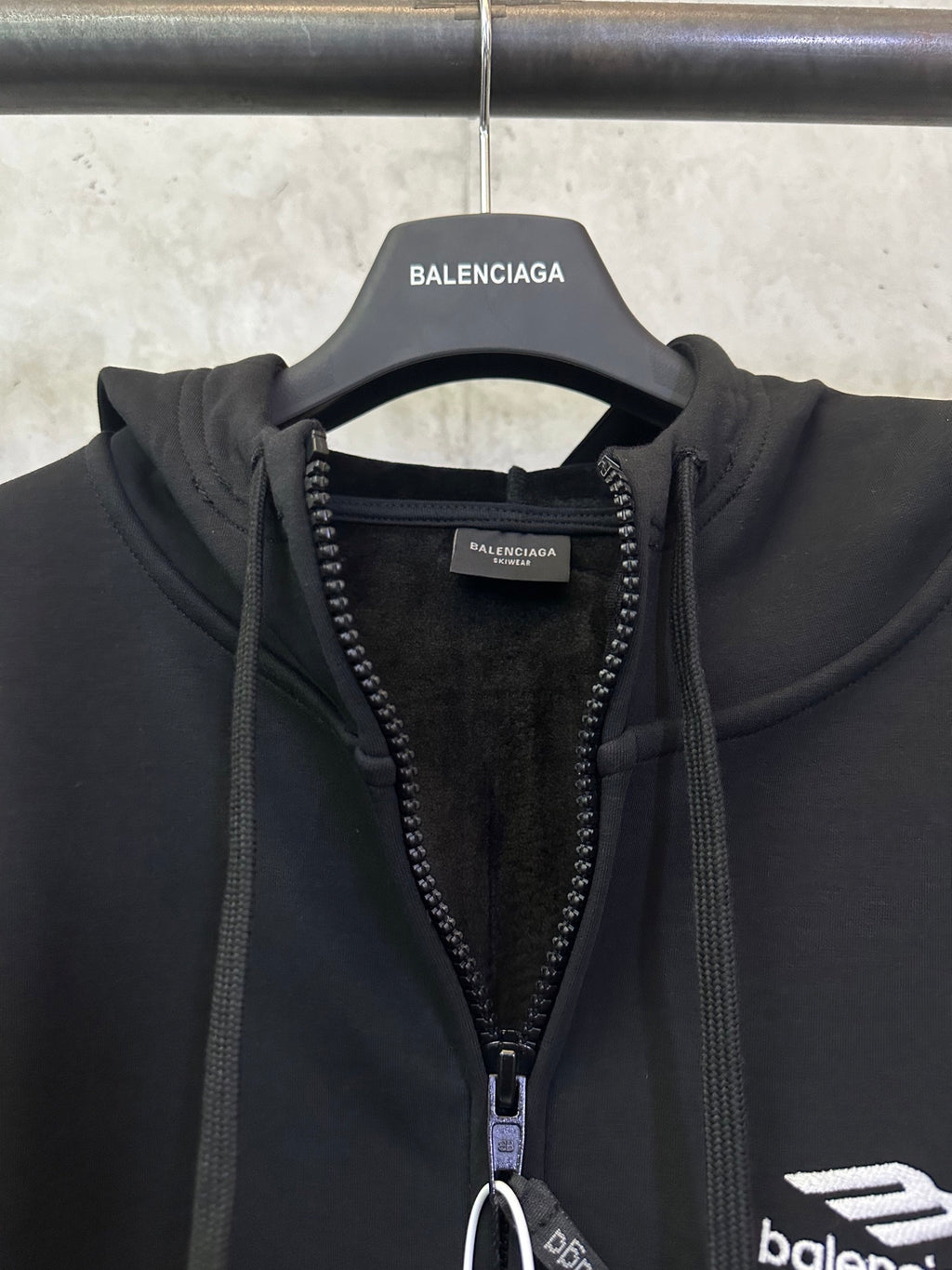Balenciaga hoodie front zipper with metal pull and logo print on chest