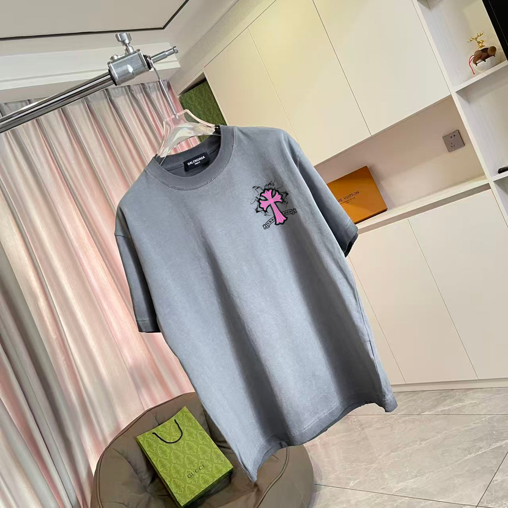 Gray short-sleeve T-shirt with pink cross-flower graphic, crew neck, relaxed fit