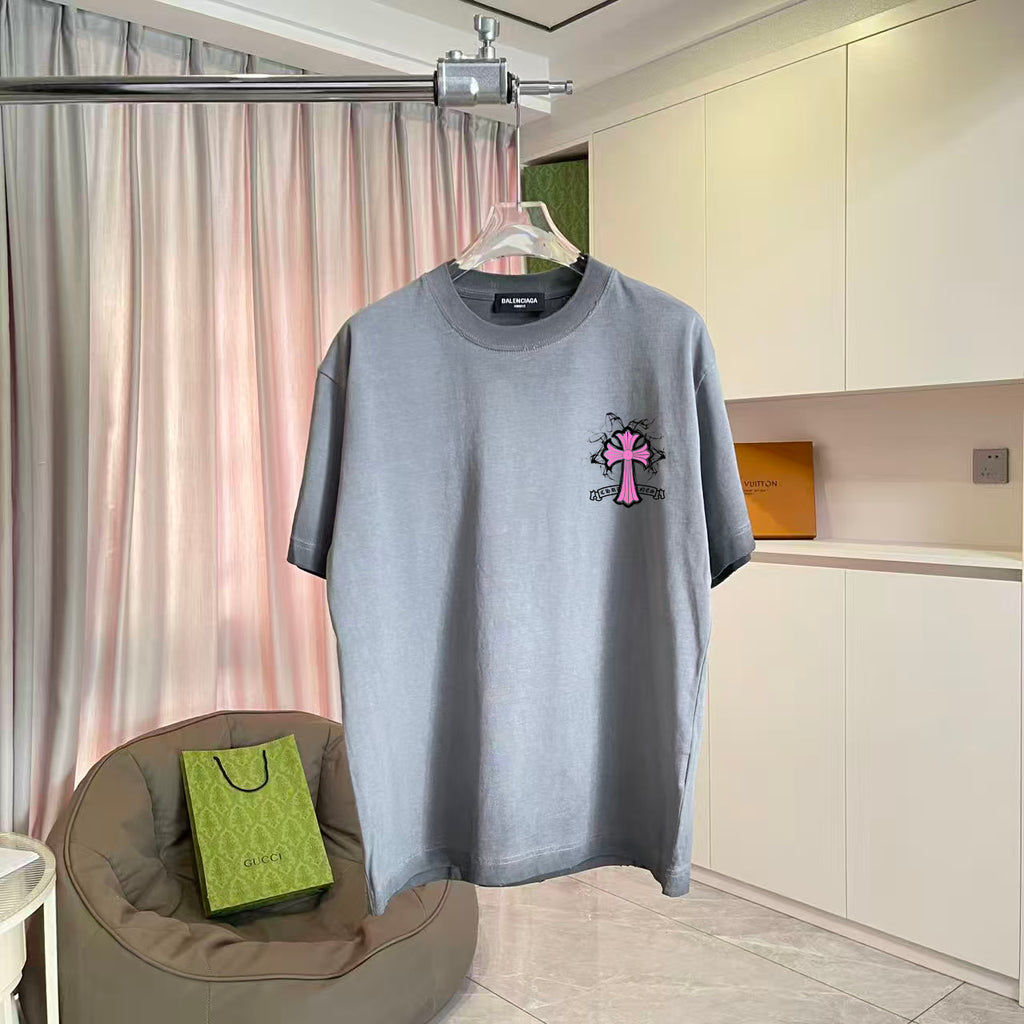 Short-sleeve gray T-shirt with pink cross-flower graphic on the chest