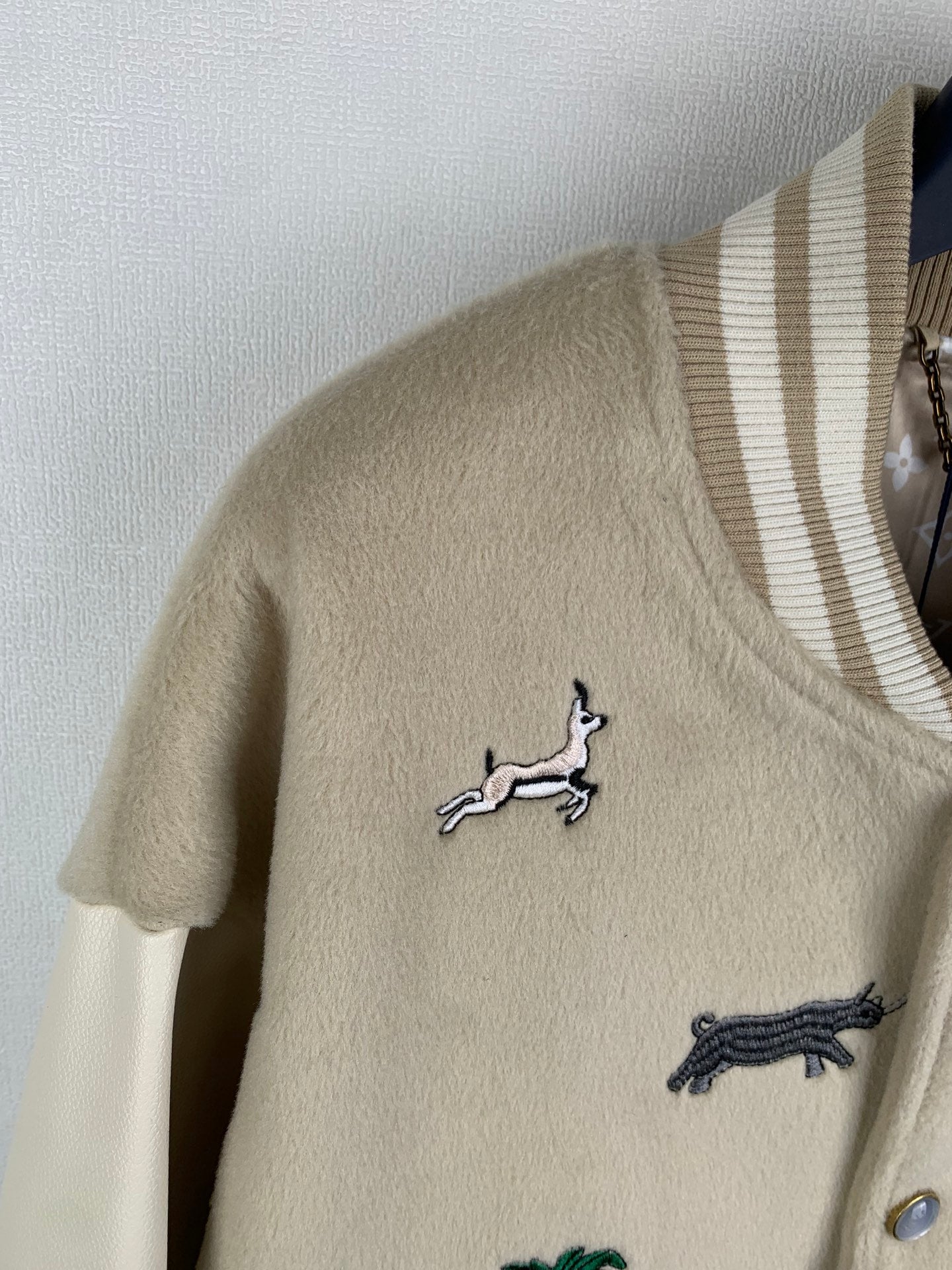Beige short-sleeve T-shirt with embroidered animal patches at chest