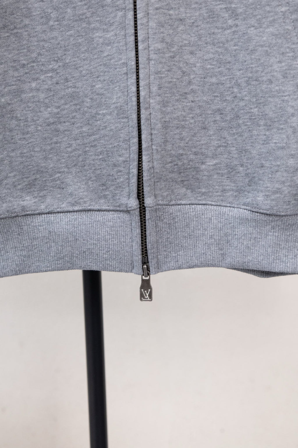 Gray sweatshirt hem with zipper and LV-logo pull