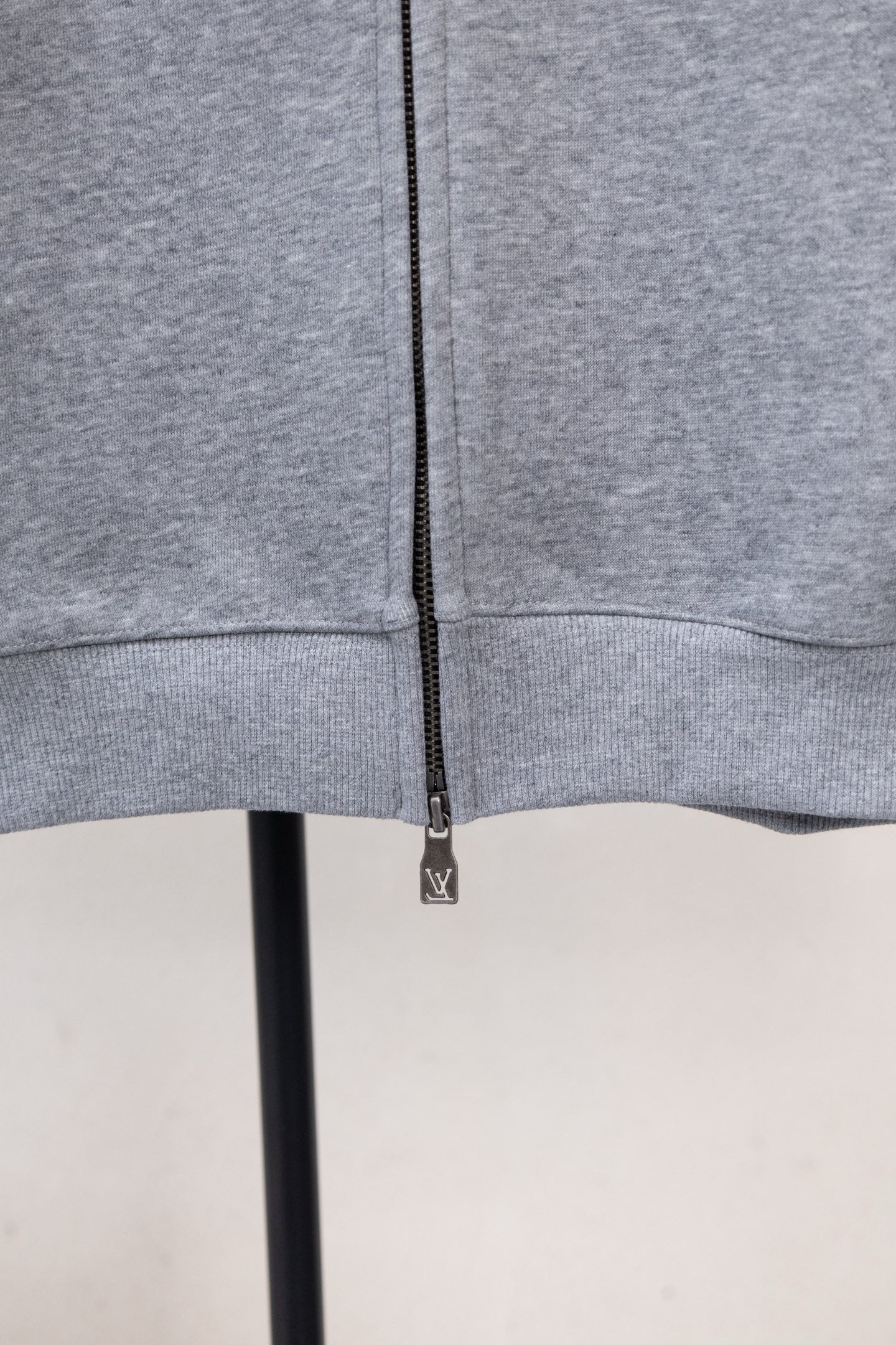 Gray sweatshirt hem with zipper and LV-logo pull