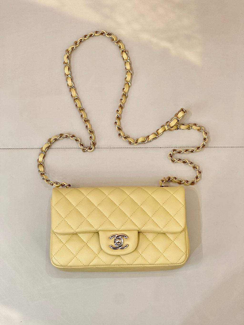 Chanel quilted shoulder bag with gold chain, flap closure and logo clasp