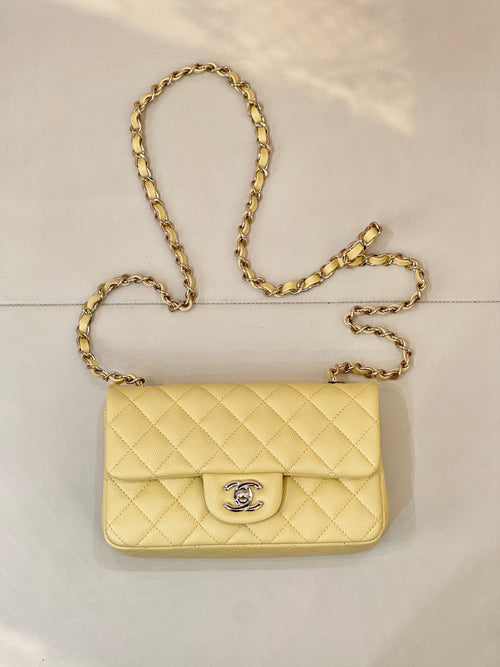 Chanel quilted shoulder bag with gold chain, flap closure and logo clasp