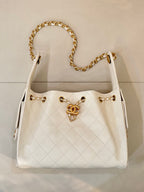 Chanel quilted white leather bucket bag with open top and gold chain handles, CC logo front