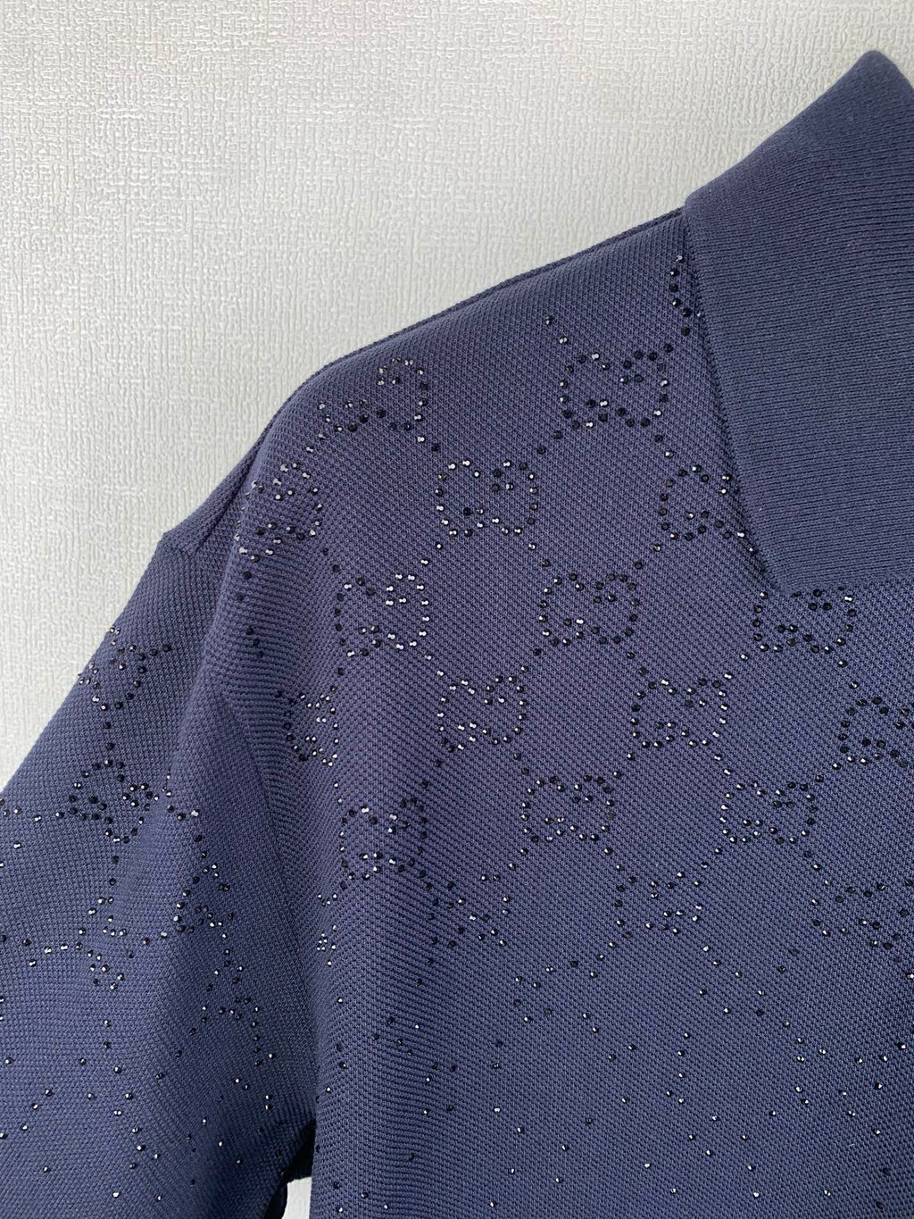 Navy polo shirt shoulder with dotted GG logo pattern
