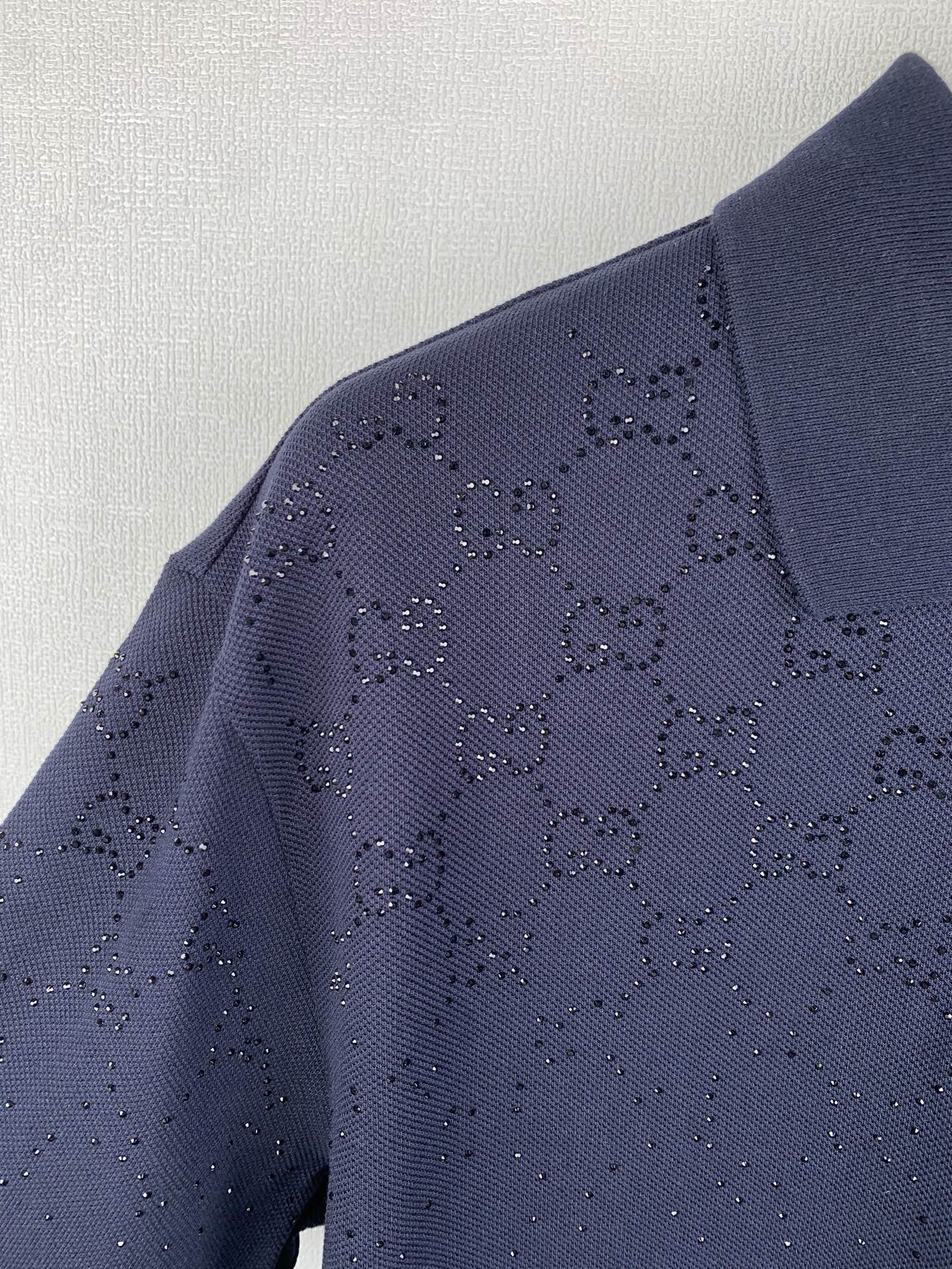 Navy polo shirt shoulder with dotted GG logo pattern