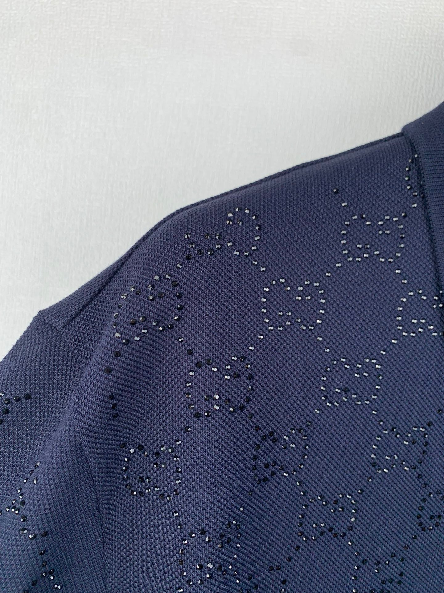 Navy polo shirt sleeve with dotted GG pattern