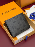 Compact wallet in dark textured leather with a smooth front flap