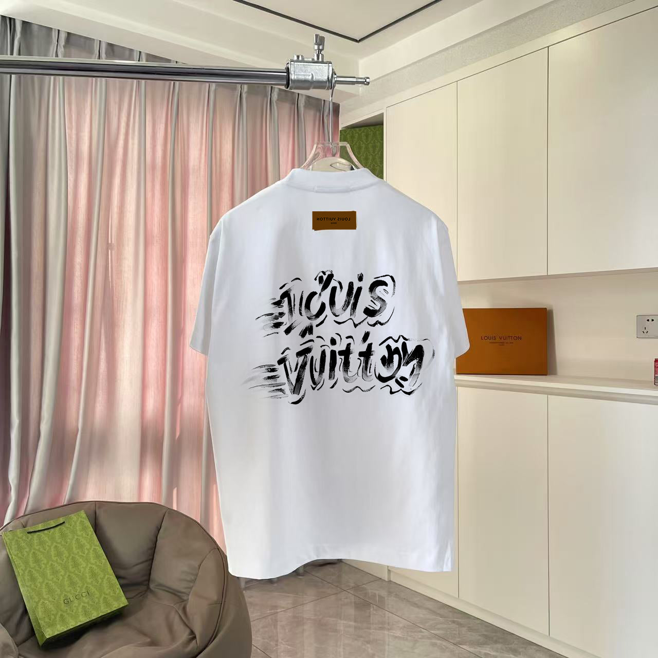 Louis Vuitton white short-sleeve T-shirt with black back graphic