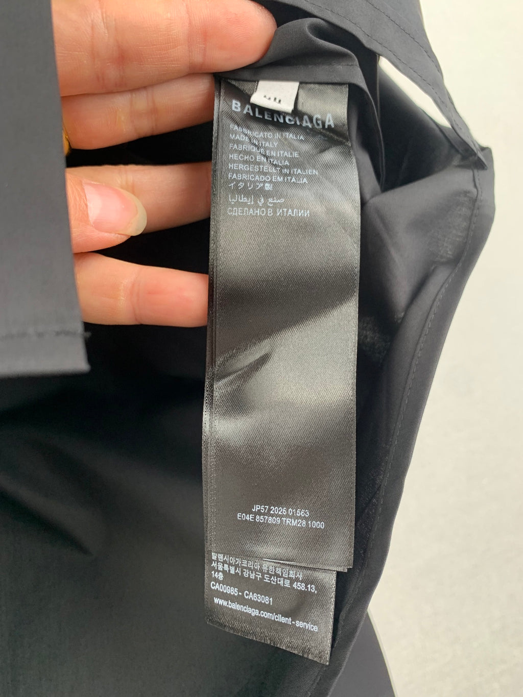 Long-sleeve button-up shirt, gray, close-up of inner size and care label