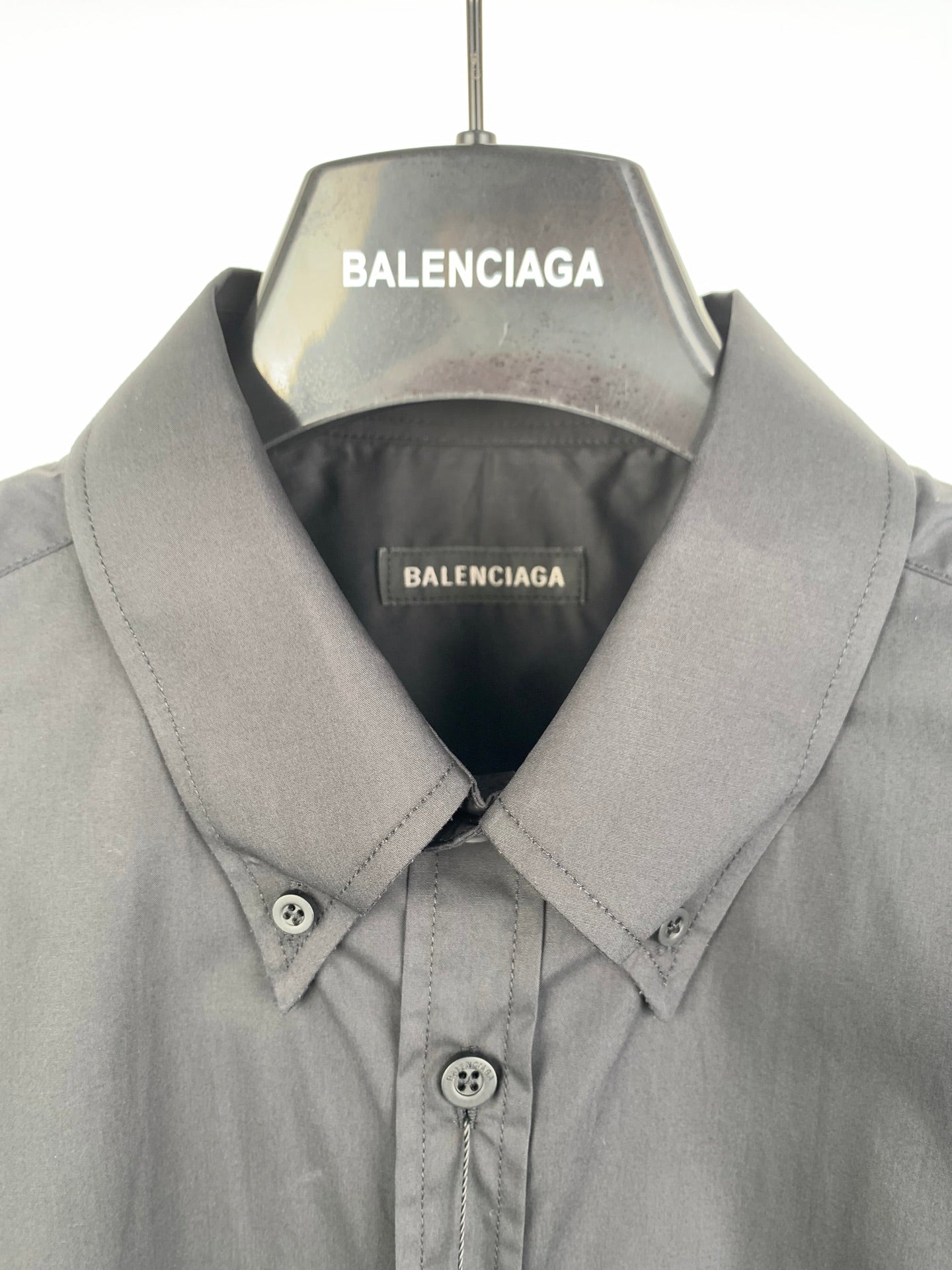 Long-sleeve button-up shirt, gray, pointed collar with buttons and inner neck label